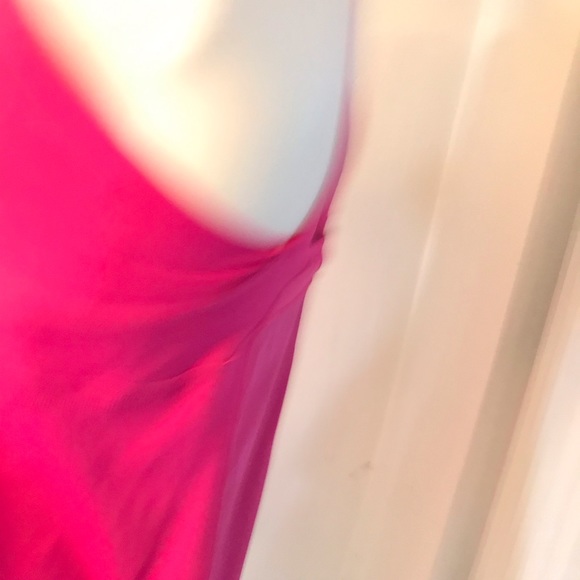 Lululemon adorable hot pink ladies top - Picture 4 of 6